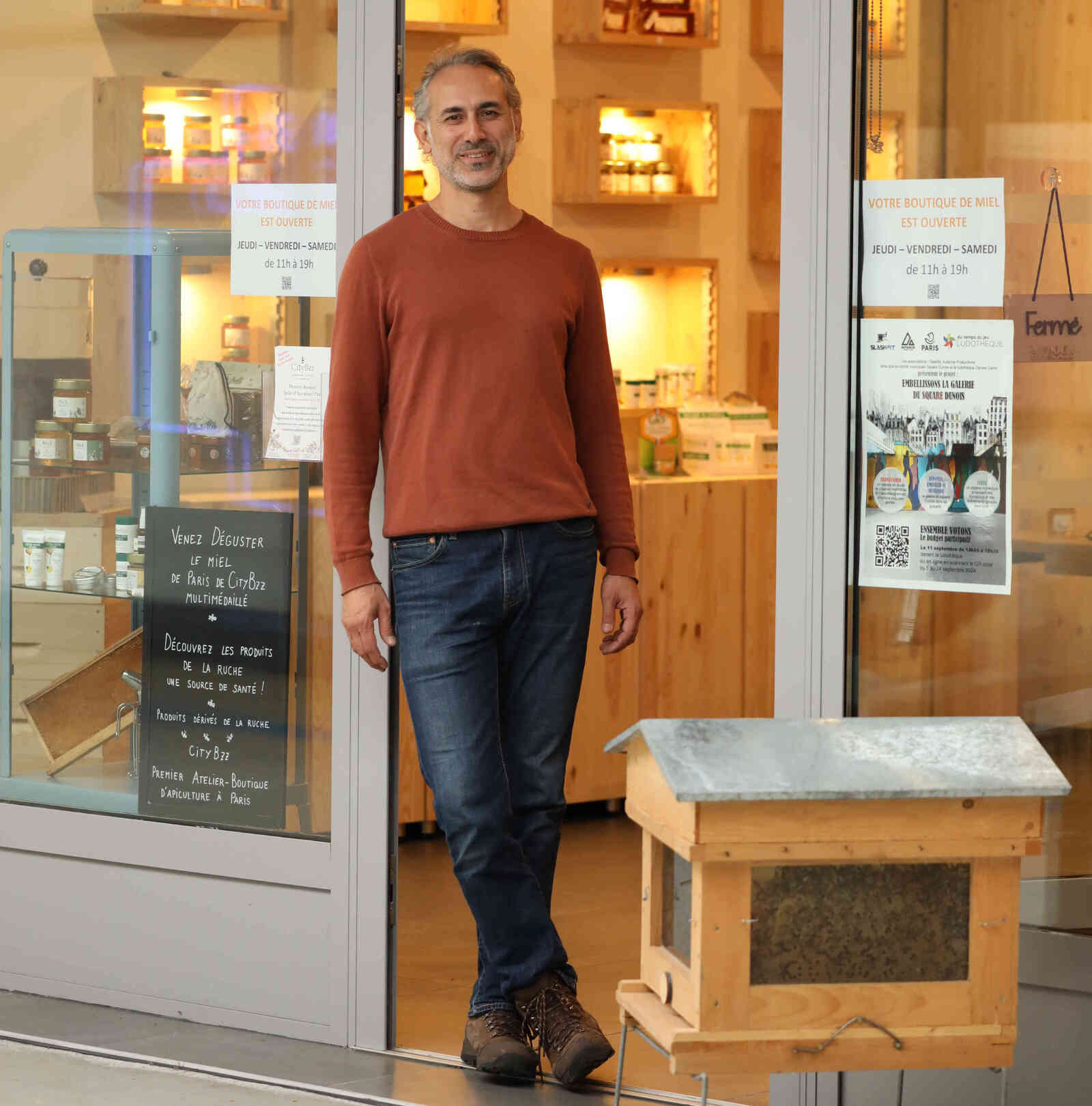 Volkan fondateur de City Bzz devant sa boutique